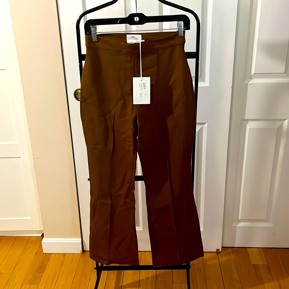 NWT Grey/Ven stretchy casual fit, super comfortable dress pants. Size M